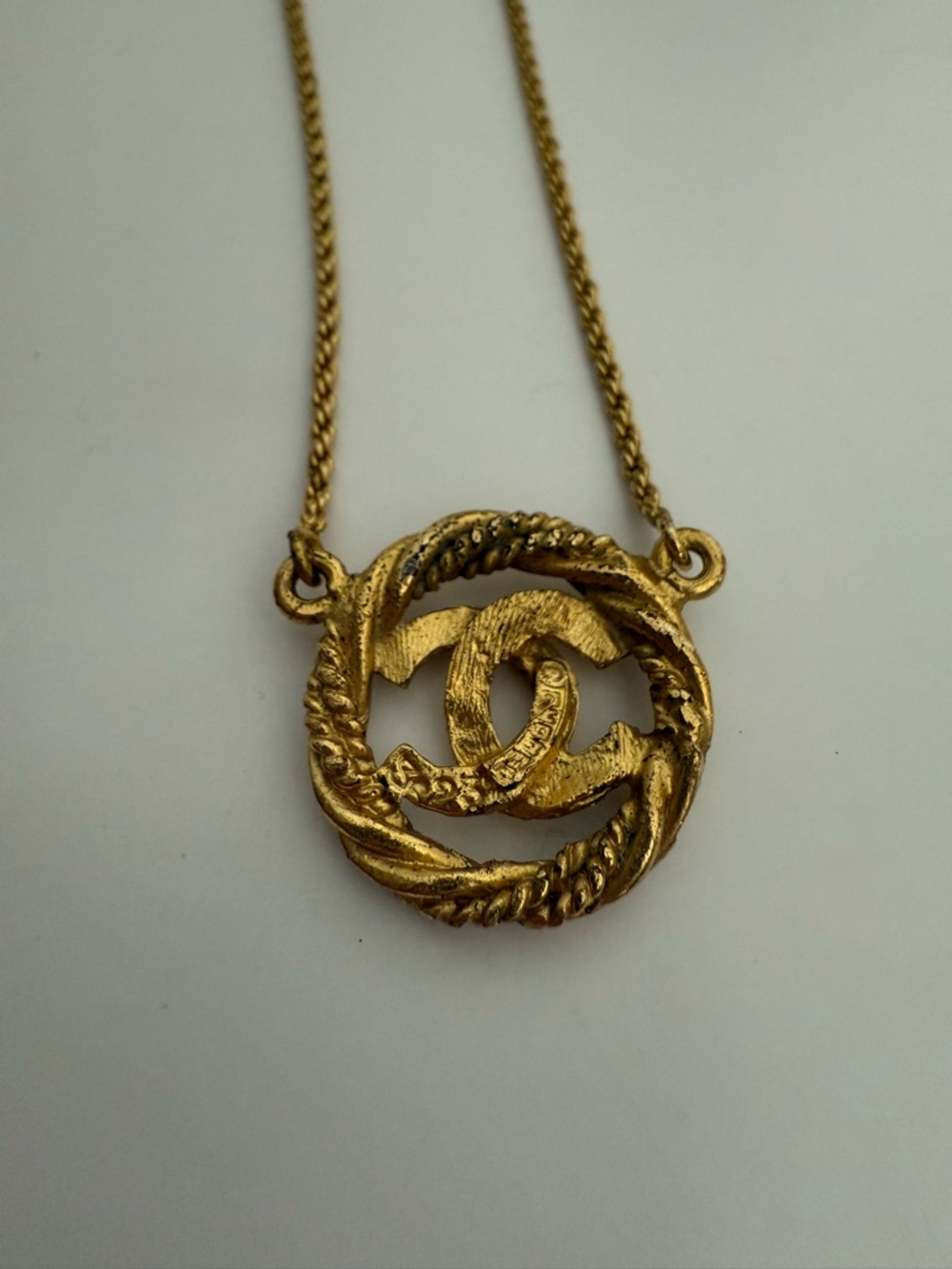 CHANEL *VINTAGE* Gold-Plated Choker Necklace - Picture 3 of 6